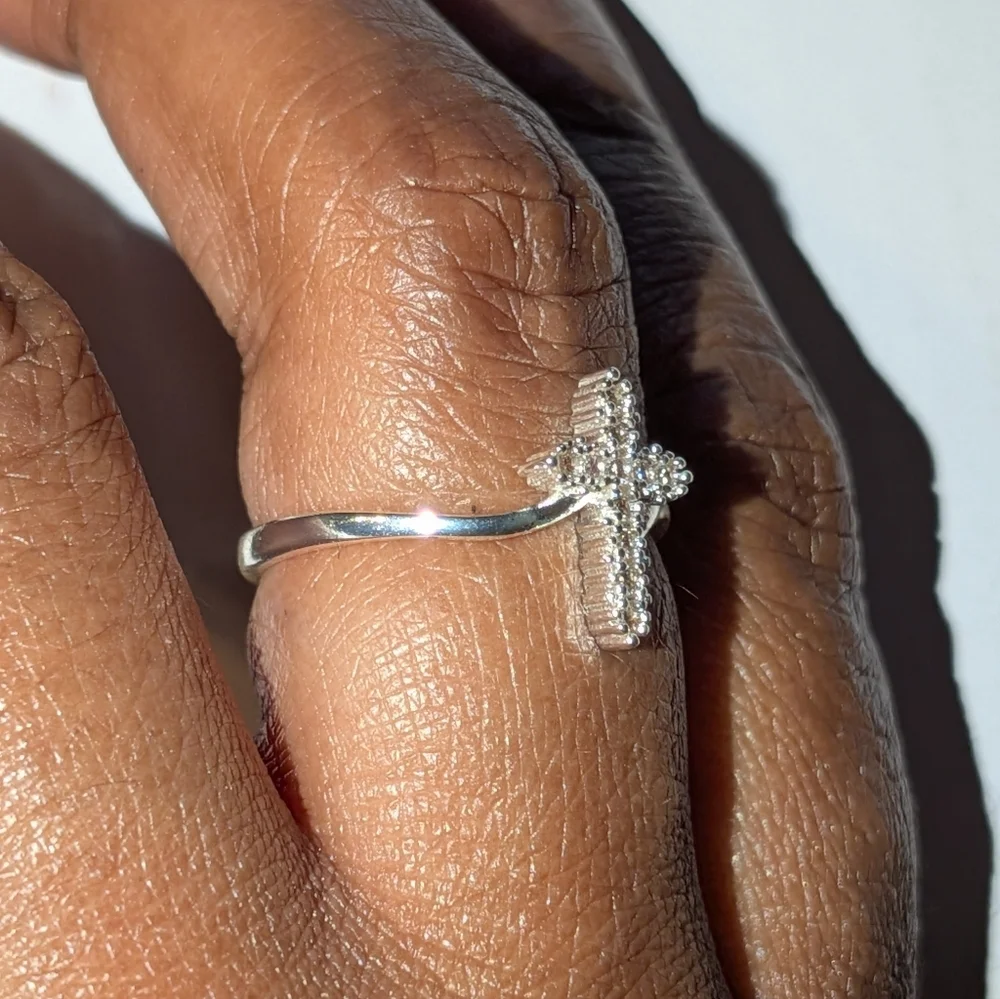 925 Sterling Silver Sparkling diamond Cross Design ring sz 7